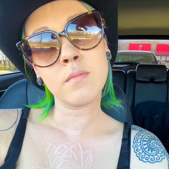 Meet your Posher, Ashley - Picture 1 of 1